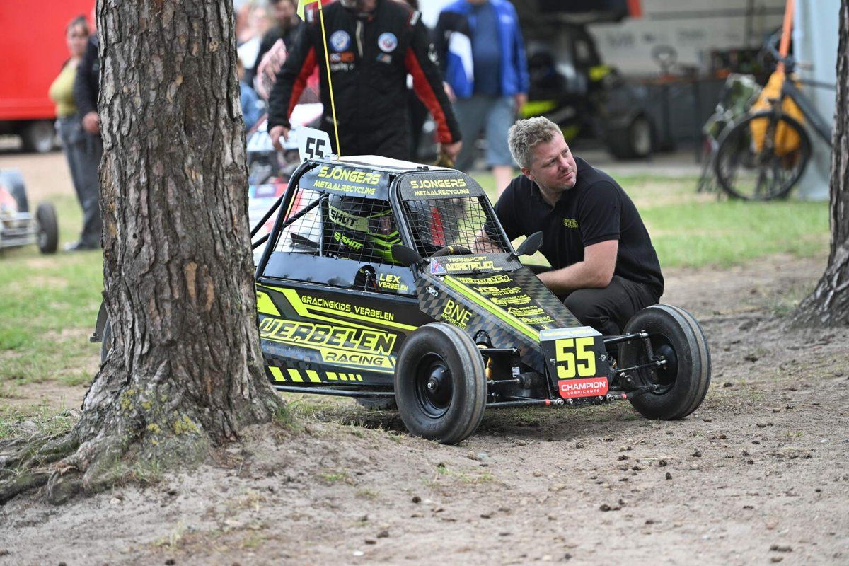 Sven sleutelt aan de #55 in de paddock