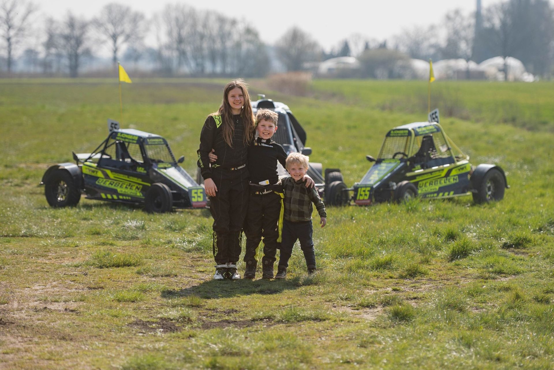 Liz, Lex en Lou bij de buggy's