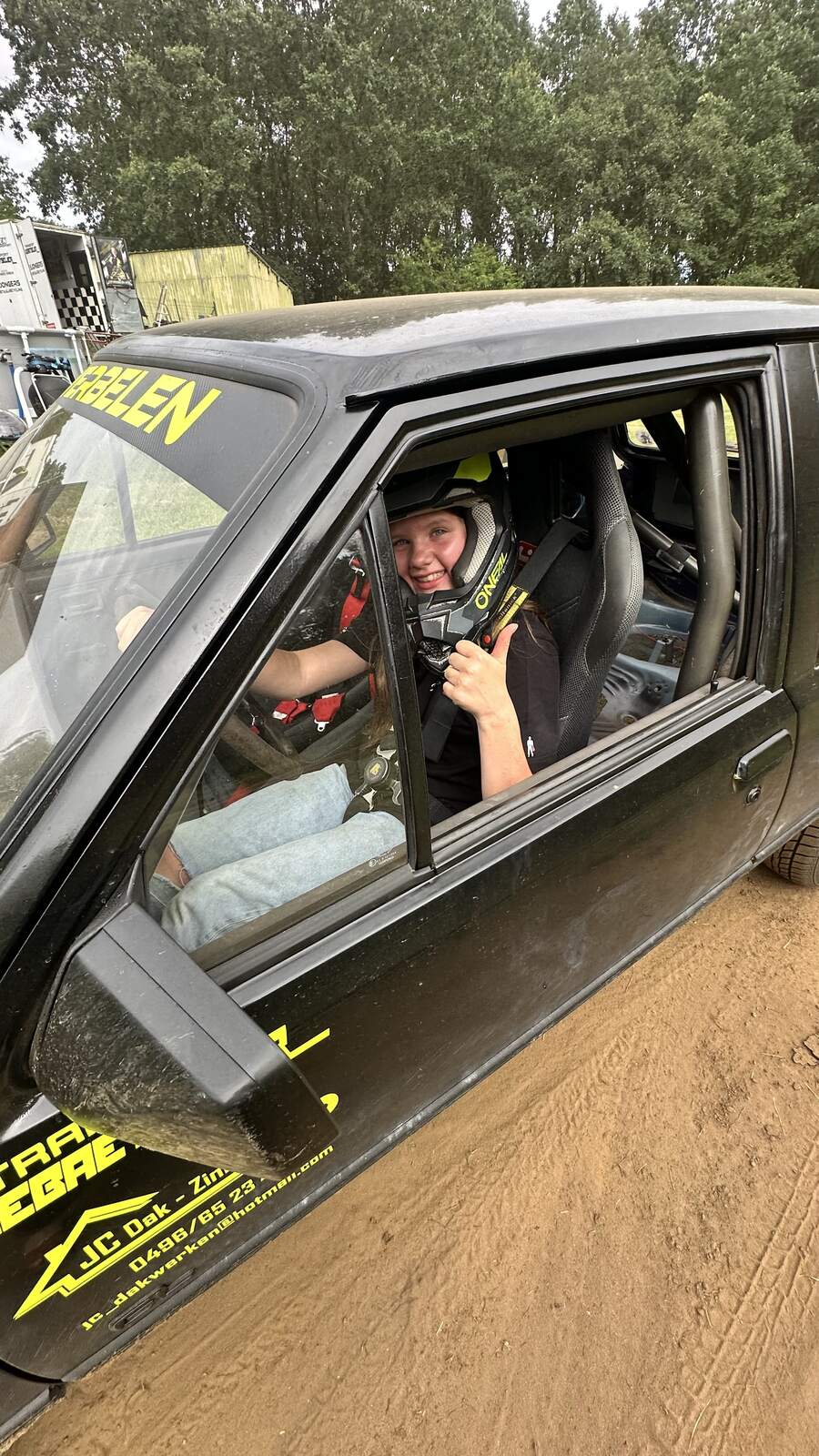 Liz achter het stuur van de Corsa