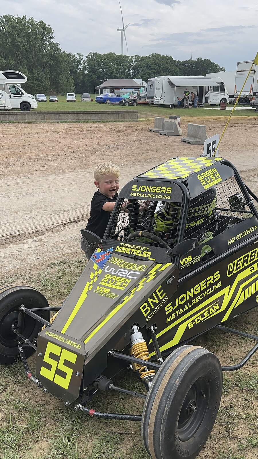 Lou bij de mini-buggy van Lex