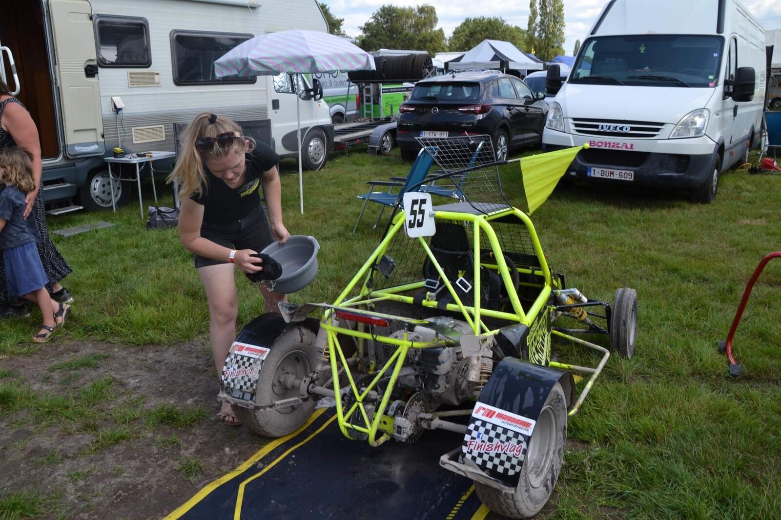 Tussen twee reeksen door: de buggy poetsen