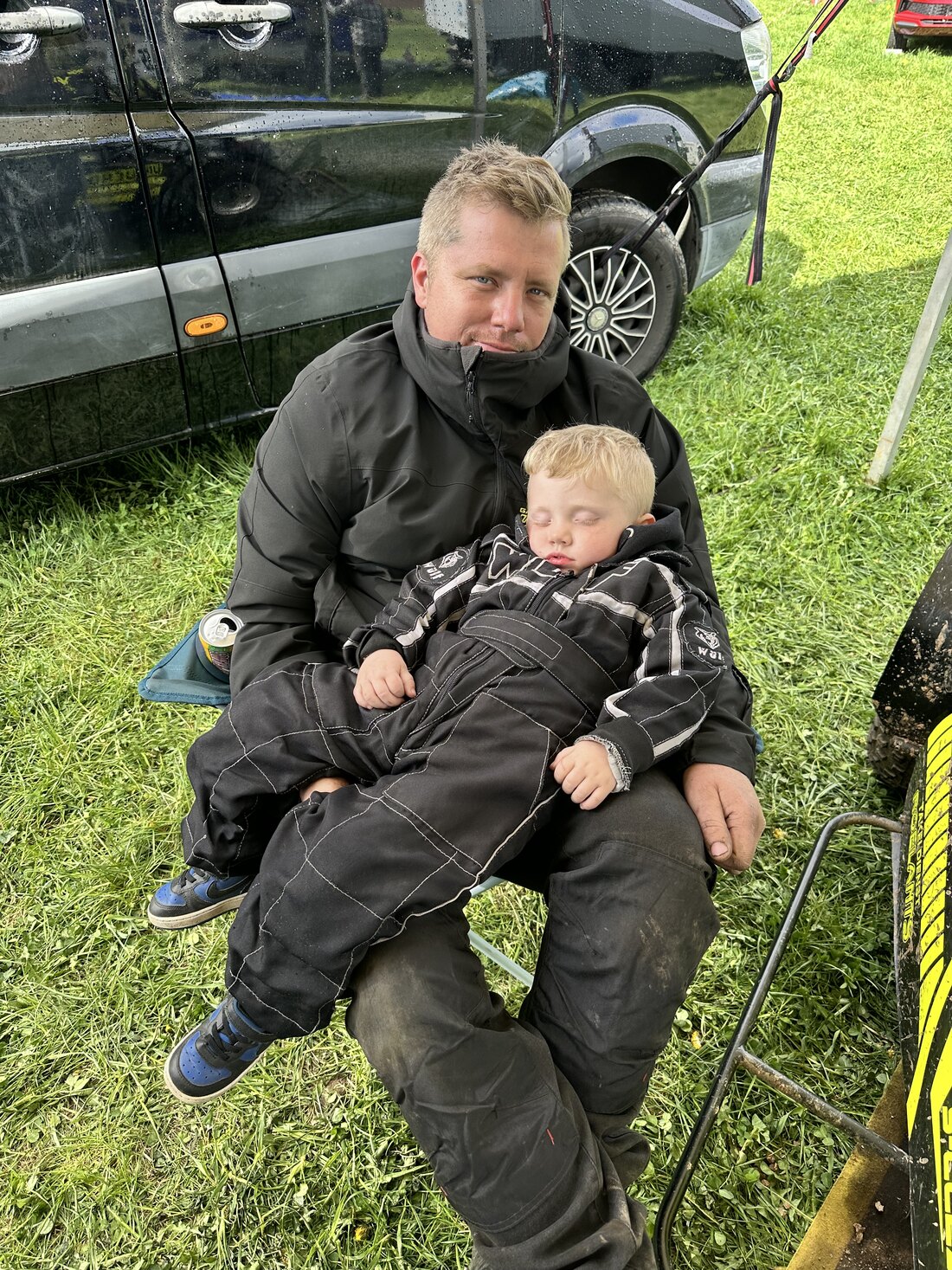 Lou in slaap gevallen op papa's schoot na een lange racedag